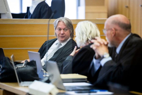 Im Strafprozess gegen vier Angeklagte im VW-Abgasskandal werden in diesen Tagen die Plädoyers der Verteidigung gehalten. (Archivbild) - © Michael Matthey/dpa-Pool/dpa