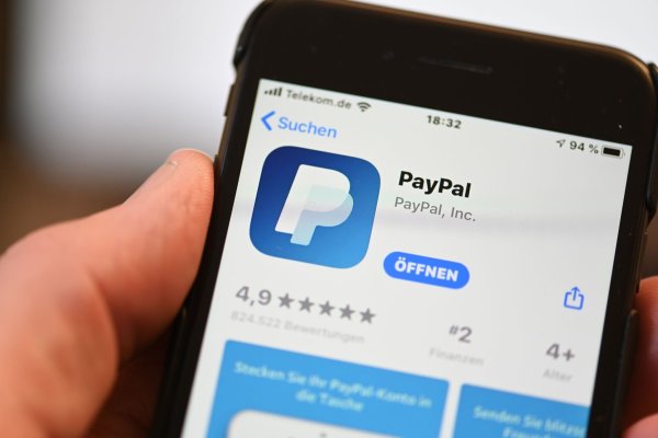 Um Paypals virtuelle Geldbörse nutzen zu können, müssen die Nutzer die neuste Version der Paypal-App auf ihrem Telefon installiert haben. - © Felix Kästle/dpa
