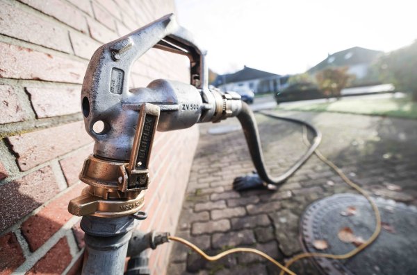 Die Heizöllieferung kommt und die gesalzene Rechnung gleich mit. Härtefallhilfen sollen besonders betroffene Haushalte entlasten. - © Christian Charisius/dpa/dpa-tmn