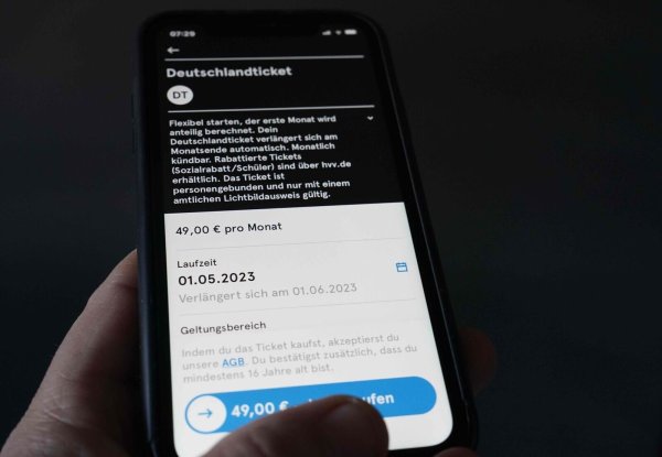 Der Vorverkauf für das Deutschlandticket hat begonnen. - © Marcus Brandt/dpa/Illustration
