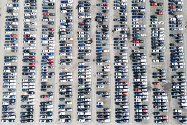 Neuwagen bei Volkswagen: Die Produktion in der Autobranche legte im Juni spürbar zu. (Archivbild) - © Julian Stratenschulte/dpa