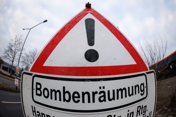 Rund 6.500 Menschen müssen ihre Häuser in Wesel verlassen. (Symbolbild) - © Friso Gentsch/dpa