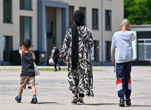 In Deutschland wohnen viele Asylbewerber länger als sie eigentlich müssten in staatlichen Unterkünften, weil sie Schwierigkeiten haben, eine Wohnung zu finden. (Archivbild) - © Patrick Pleul/dpa