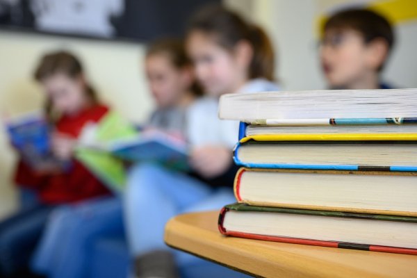Längst nicht alle Kinder können nach der Grundschule gut lesen. (Symbolbild) - © Sebastian Gollnow/dpa