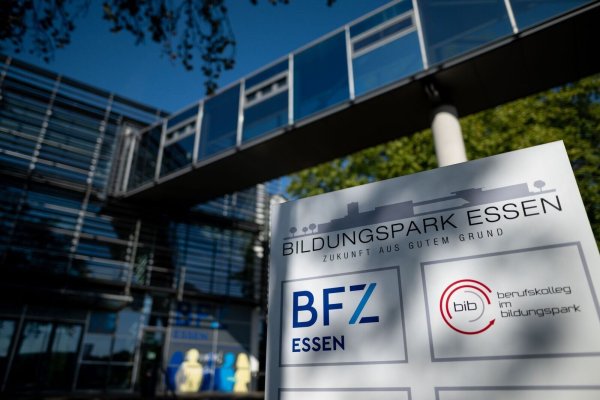 Nach der Messerattacke an einem Essener Berufskolleg geht die Schule wieder los. (Archivbild) - © Fabian Strauch/dpa