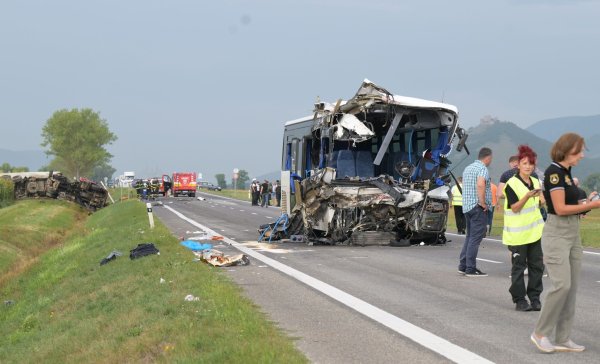 Beim Zusammenstoß eines Lastautos mit einem Linienbus wurde der Vorderteil des Busses zertrümmert, der Busfahrer starb im Krankenhaus. - © František Iván/TASR/dpa