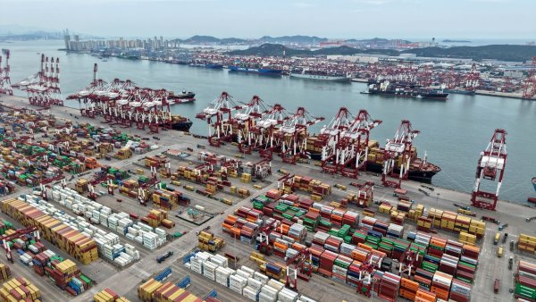 Der Hafen von Qingdao - die chinesischen Exporte in die USA brachen ein. (Archivbild) - © Li Ziheng/XinHua/dpa