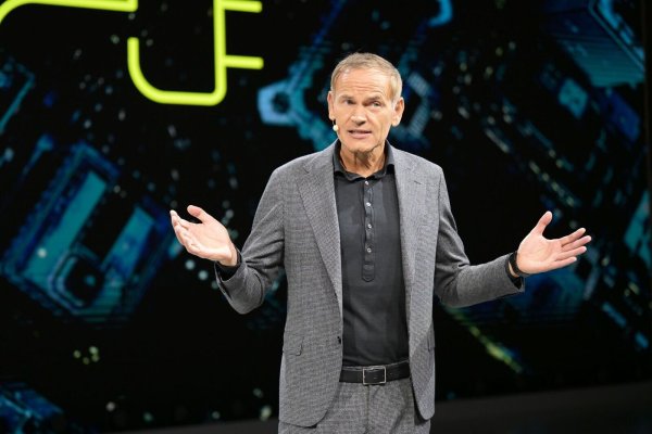 VW- und Porsche-Chef Blume zeigt sich auf der IAA verhalten optimistisch. - © Malin Wunderlich/dpa