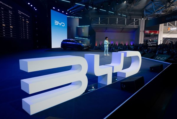 Der chinesische Autobauer BYD tritt auf der IAA voller Selbstbewusstsein auf. - © Sven Hoppe/dpa