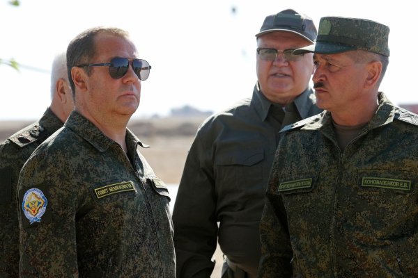 Ex-Kremlchef Medwedew bei einem Militärbesuch. (Archivbild) - © Ekaterina Shtukina/Pool Sputnik Kremlin/AP/dpa