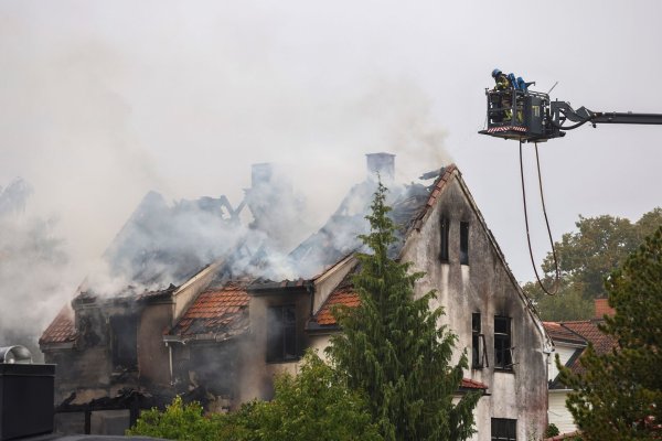 Nach einem Brand in einem Haus sind drei Frauen tot aufgefunden worden. - © Geir Olsen/NTB/dpa
