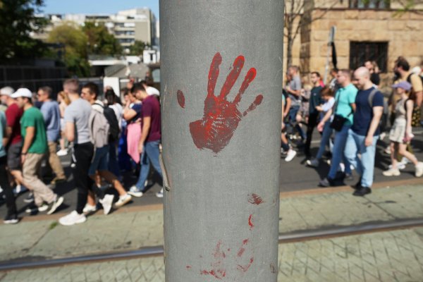 In Belgrad gehen Regierungsgegner wieder auf die Straße. - © Darko Vojinovic/AP/dpa