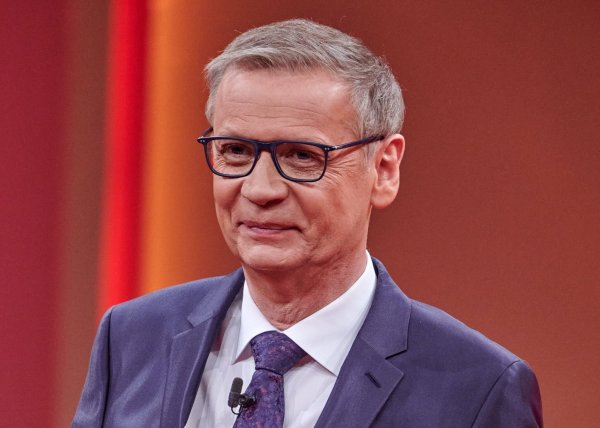 In einer neuen Folge von «Wer wird Millionär?» ist Moderator Günther Jauch mit Gehhilfen zu sehen. (Archivbild) - © Henning Kaiser/dpa