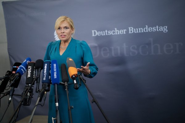 Bundestagspräsidentin Julia Klöckner (CDU) gab vor der konstituierenden Sitzung der Corona-Enquete-Kommission ein Statement. - © Joerg Carstensen/dpa