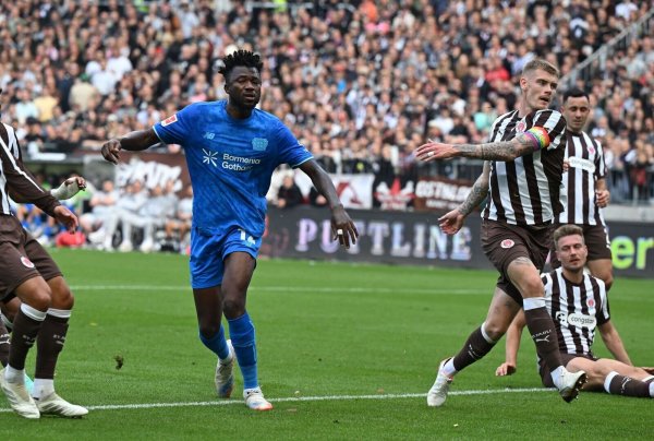 Erzielte die 1:0-Führung für Bayer: Edmond Tapsoba (M) - © Carmen Jaspersen/dpa