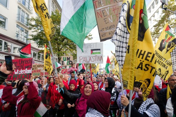 Die Demonstranten wollen auf die Situation der Palästinenser aufmerksam machen. - © Henning Kaiser/dpa