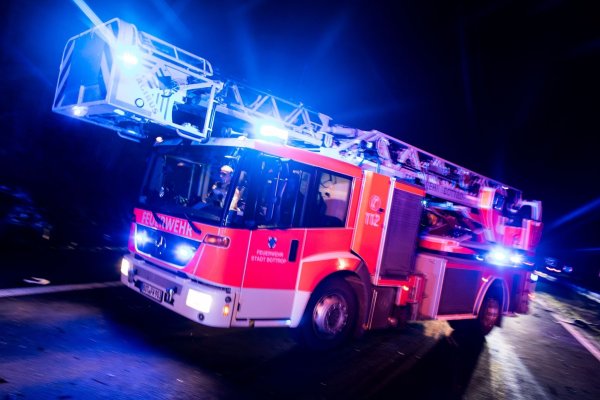 Ein Mitglied der Jugendfeuerwehr in Goch soll mehrere Brände gelegt haben. (Symbolbild) - © Marcel Kusch/dpa