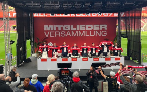 Das Podium bei der Mitgliederversammlung des 1. FC Köln. - © Jana Glose/dpa