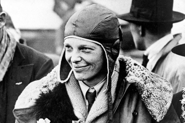 Die Pilotin Amelia Earhart hatte als erste Frau den Atlantik überflogen. (Archivbild von 1928) - © Uncredited/AP/dpa