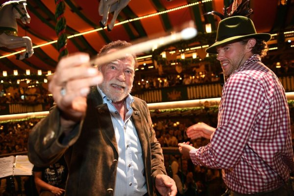 Frohgelaunt griff der «Terminator» im Marstall-Festzelt zum Taktstock. - © Felix Hörhager/dpa