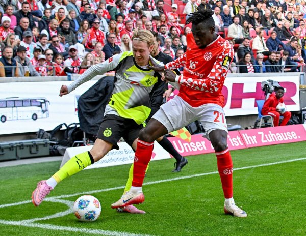 Dortmunds Julian Brandt (l) rückte gegen den FSV Mainz 05 kurzfristig in die Startelf und glänzte dann mit zwei Vorlagen. - © Torsten Silz/dpa