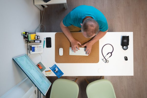 Nicht alle Praxen haben sie, nur ganz wenige Patientinnen und Patienten nutzen sie bisher: die elektronische Patientenakte. (Archivbild) - © Sebastian Kahnert/dpa/dpa-tmn