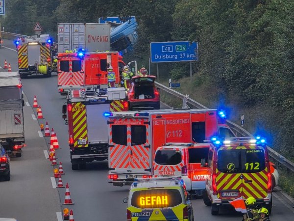 Zunächst rückte die Feuerwehr auch mit Rettungs- und Notarztwagen an. - © Guido Schulmann/dpa