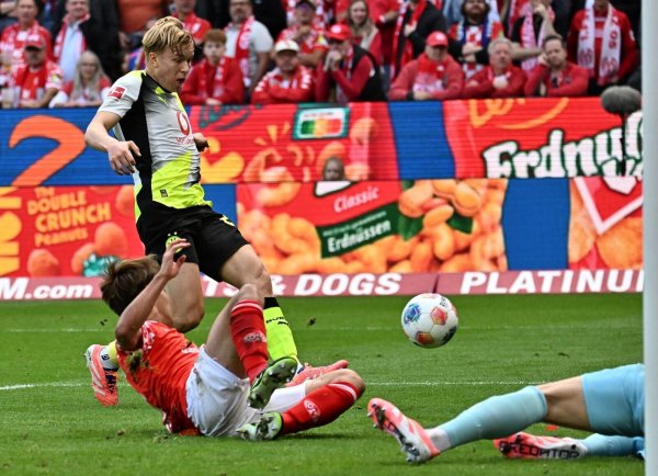 Daniel Svensson (l) erzielte das 1:0 für Borussia Dortmund gegen den FSV Mainz 05. - © Torsten Silz/dpa