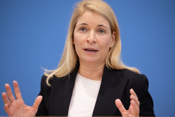 Evelyn Palla leitete bisher die Bahnsparte DB Regio - und wird nun Chefin der Deutschen Bahn als erste Frau in der Konzerngeschichte. (Archivbild) - © Andreas Gora/dpa