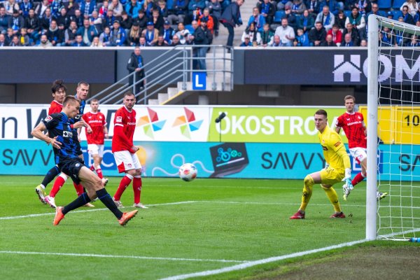 Filip Bilbija erzielt in der 50. Minute die 1:0-Führung für den SC Paderborn. - © David Inderlied/dpa