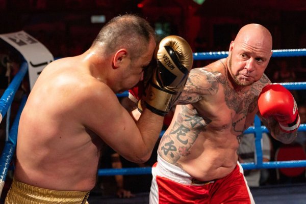 Die Amateurboxer Daniel Bertz (r) gewinnt für Thüringen gegen Hasan Arli für Nürnberg bei dem Show-Boxkampf. - © Michael Reichel/dpa