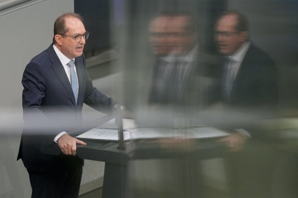 Zum Schutz gegen illegale Drohnenüberflüge plant Innenminister Alexander Dobrindt (CSU) eine Gesetzesreform. (Archivbild) - © Michael Kappeler/dpa