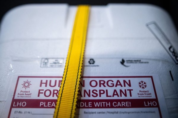 In NRW lag die Zahl der Organspender zuletzt im unteren dreistelligen Bereich (Archivbild) - © Sebastian Gollnow/dpa