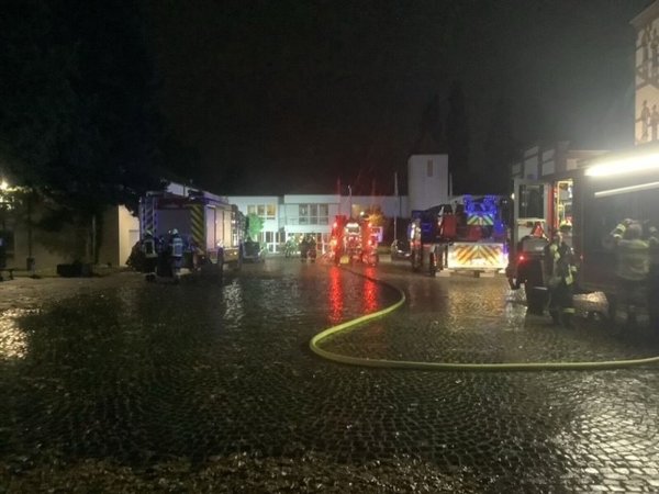 Bei einem Brand in einem Pflegeheim in Gelsenkirchen stirbt ein Mensch. - © Feuerwehr Gelsenkirchen/dpa