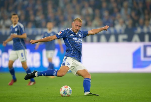 Timo Becker fehlt Schalke 04 vorerst. - © Anke Waelischmiller/dpa
