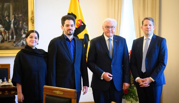 Erst eine Aus- dann eine Einladung: Intendant Wiegand zusammen mit dem designierten Chefdirigenten Shani bei Bundespräsident Steinmeier (Archivbild). - © Bernd von Jutrczenka/dpa