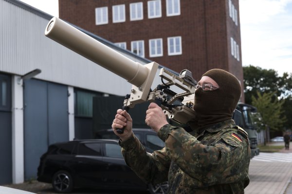 Zuletzt machten illegale Drohnenüberflüge etwa in Skandinavien häufiger Schlagzeilen - der Bund will nun die Rechtslage verschärfen. (Symbolbild) - © Marcus Golejewski/dpa
