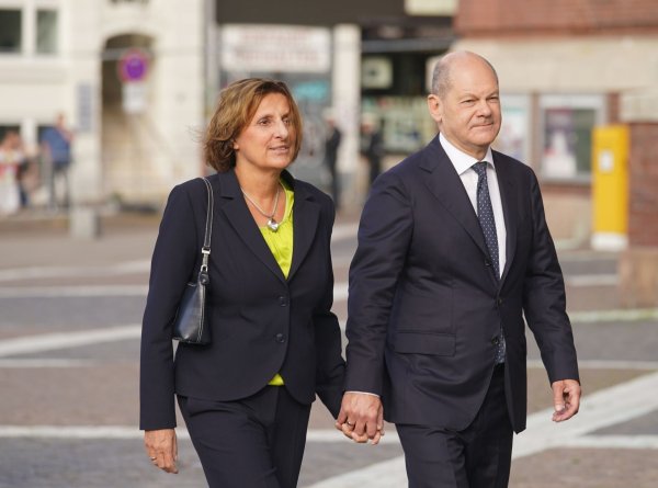 Olaf Scholz und Britta Ernst sind seit 25 Jahren miteinander verheiratet. - © Marcus Brandt/dpa