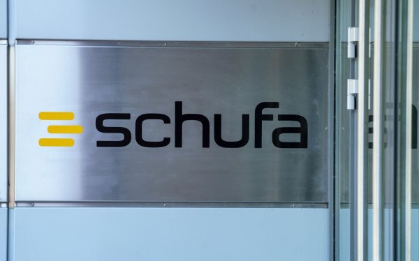 Die Schufa liefert ihren Vertragspartnern bei berechtigtem Interesse eine Einschätzung zur Bonität von Verbrauchern. - © Andreas Arnold/dpa