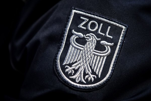 Das Zoll-Abzeichen auf der Uniform eines Beamten. - © Sina Schuldt/dpa/Symbolbild
