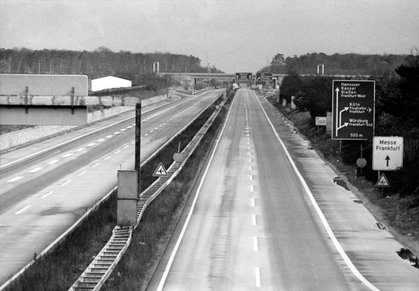 Blick auf eine leere Autobahn. Wegen der Ölkrise wurde 1973 zum ersten Mal ein sonntägliches Fahrverbot verhängt. - © dpa