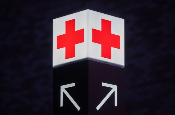 Ein Pfeil weist den Weg zur Notaufnahme eines Krankenhauses. - © Julian Stratenschulte/dpa/Symbolbild
