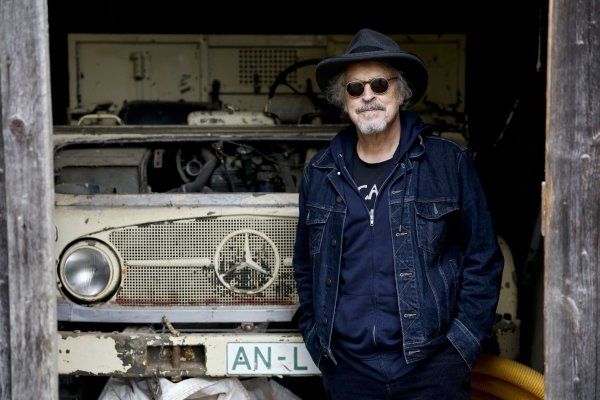 Wolfgang Niedecken in Morlitzwinden. - © Tina Niedecken/dpa