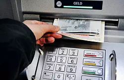 Beim Cash-Trapping kleben die T&auml;ter eine Teppichleiste unter den Ausgabeschlitz. Dort sollen Banknoten &ndash; hinter einer Blende &ndash; unsichtbar kleben bleiben. Kunden sollten daher nach jeder Abhebung die Vollst&auml;ndigkeit des Bargelds &uuml;berpr&uuml;fen. - &copy; FOTO: DPA