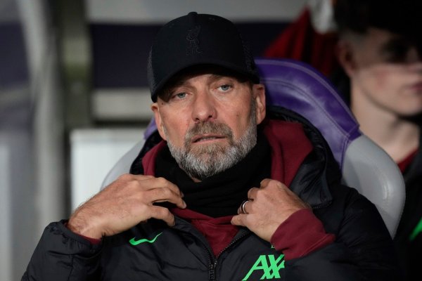 Jürgen Klopp schaut vor dem Beginn des Fußballspiels im Toulouse-Stadion in die Runde. - © Thibault Camus/AP/dpa