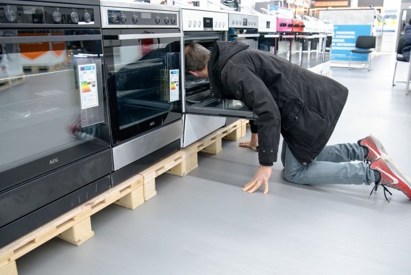Auf der Suche nach Effizienz: Ein bewusster Blick auf energieeffiziente Geräte im Handel ist der erste Schritt zu einem stromsparenden Haushalt. Aber nicht der einzige. - © Laura Ludwig/dpa-tmn