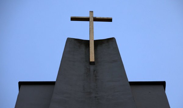 Eine christliche Kirche im Morgengrauen. - © Bernd Wüstneck/dpa