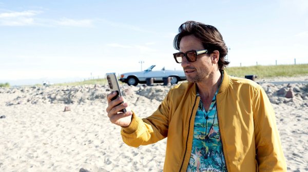 Schauspieler Tim Seebach (Oliver Mommsen) kehrt nach Hause an die Nordsee zurück. Eine Szene aus «Mord oder Watt? Ebbe im Herzen». - © Christine Schroeder/Radio Bremen/dpa