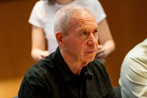 Israels Verteidigungsminster Joav Galant bei einem Treffen mit dem deutschen Verteidigungsminister Pistorius. - © Fabian Sommer/dpa