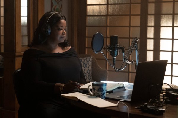 Die True-Crime-Podcasterin Poppy Parnell (Octavia Spencer) rollt einen weit zurückliegenden Mordfall neu auf. - © Apple